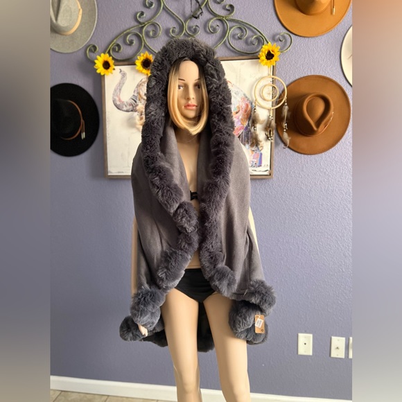 Odiva Jackets & Blazers - Odiva Faux Fur Nitted Half Sleeve Coat